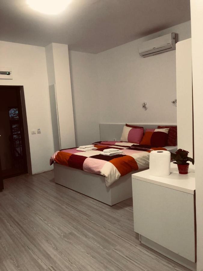 Old Town Bar Apartments On Street Tonitza Bukarest Exteriör bild